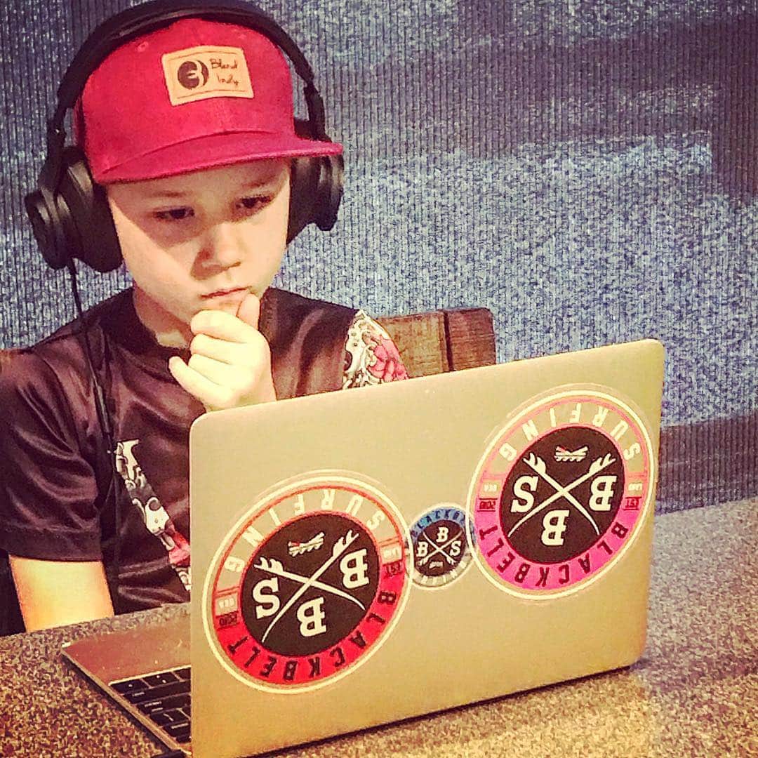 ジャクソン・ビーバーのインスタグラム：「The show Jaxon show.. -help me find  my first girl friend - #kidbachelor」
