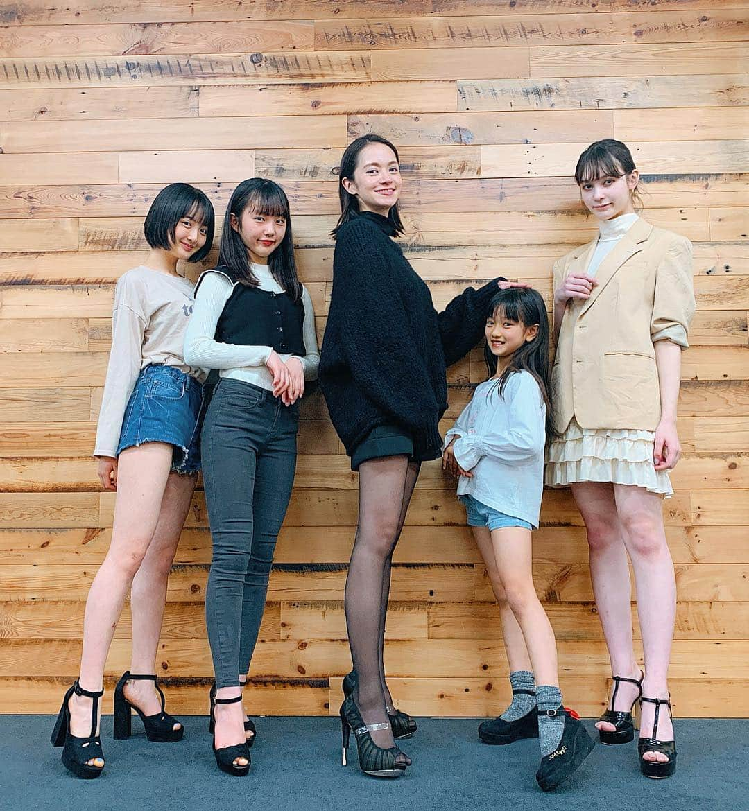 大森美知さんのインスタグラム写真 - (大森美知Instagram)「teens lesson！！ TikTokにモデルにタレント活動で 忙しい生徒達✨ おっきいステージめざして 頑張ろね❤️ 今日は二本立て👠👠 ________________________________ #model##tokyo #モデル#walking#modelwalking #TikTok#プラチナム#プラチナムプロダクション #恒例写真#美脚#O脚なおる#ダイエット #ウォーキング#ウォーキング講師#大森美知」3月22日 21時09分 - michi_oomori_official