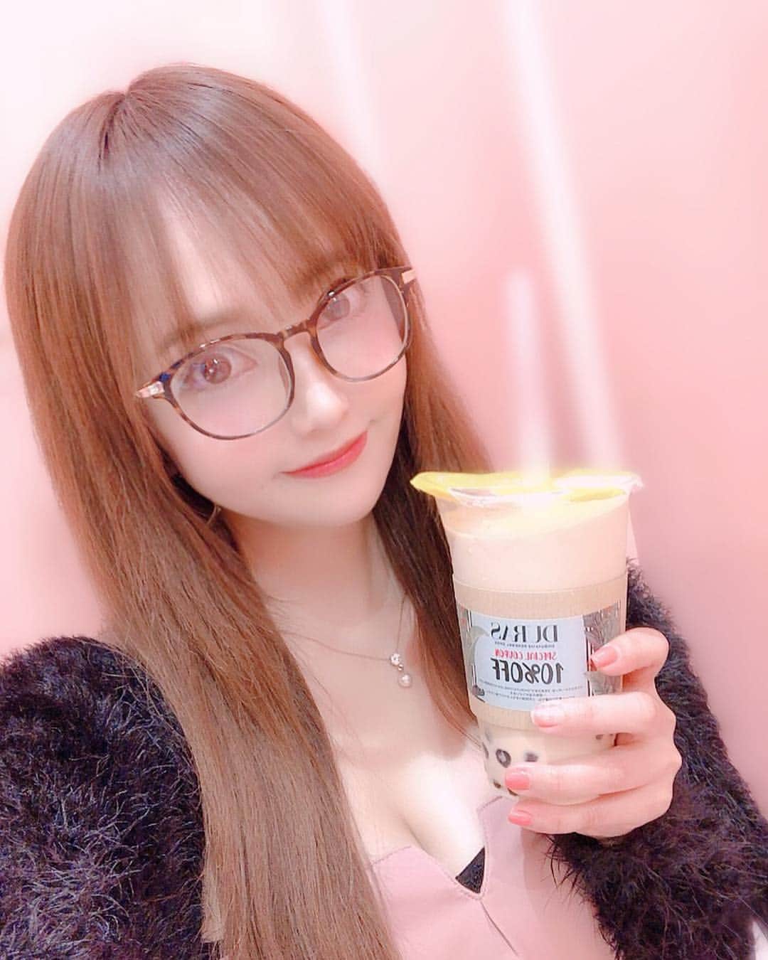のインスタグラム：「こんばんみ🐰💓昨日ラジオ終わって春服探しに109行ってDURASがリニューアル記念で大好きなCoCo都可のタピオカもらえるのでちゃっかりget♡うまうま♬春服も可愛かったなぁ🤗🌸 #グラドル自画撮り部#仕事帰り#ラジオ#童顔#babyface#sexy#섹시#美人#sexy#cute#エロ#エロカワ#お姉さん#メガネ女子#眼鏡っ娘#japanesegirl#猫顔#drink#美味しい#タピオカ巡り #タピオカミルクティー#タピオカ部#followme#109#春服#duras#リニューアル#記念#CoCo都可#ココトカ」
