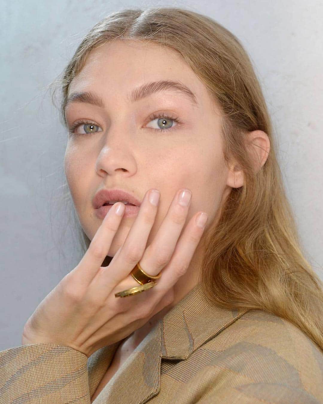 British Vogueさんのインスタグラム写真 - (British VogueInstagram)「When it comes to trends, beauty is becoming more and more seasonless. Nail colour choices have become less predictable and more experimental each fashion week. Dark, berry shades are no longer confined to winter and there’s a whole new take on nude — as seen here on #GigiHadid backstage at @Roberto_Cavalli. Click the link in bio for the 4 major nail trends to know this spring.」3月22日 21時16分 - britishvogue