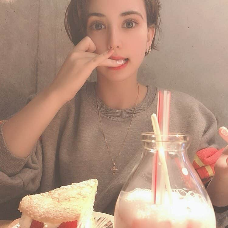 Annaさんのインスタグラム写真 - (AnnaInstagram)「無理なダイエットはしないの。 毎日の筋トレと適度な食事制限。 それから最近はストレッチをしっかりするようにしてる。 * 例えば、6時以降米は食べない、8時以降お腹が空いたら味噌汁にする。 などなど、自分に合う制限方法があると思うのでそれを研究するのもまた、楽しいよ☺️ * お米やデザートもあまりとらなすぎると、イライラして逆に肌が荒れたり、ストレス溜まったりするから何事も限度が大事！！(持論) * #この方法で #あたしは #高校で #13kg #痩せた #そして #大事なのは #体重より見た目 #こりゃ間違いないで #instagood #instalike #instagram」3月22日 21時19分 - anna_mysticeyes