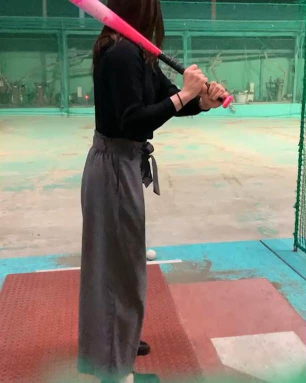 のインスタグラム：「. . . 打ったボールが自分のお尻に当たって お尻ブルルルルンってなってる😂笑 . . #バッティングセンター #野球 #バレーボール #排球 #アスリート #佐藤あり紗」