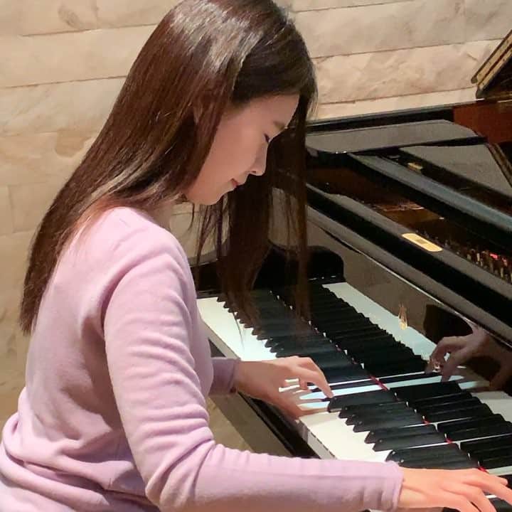 中園理沙のインスタグラム：「"I could express my feelings more easily if they could be put into the notes of music, but as the very best concert would not cover my affection for you, dear daddy, I must use the simple words of my heart, to lay before you my utmost gratitude and filial affection"- I think this shows a glimpse of Chopin's character. Whenever I play this section of his concerto, I imagine how he spoke/whispered to his beloved one 😌 I hope you enjoy it! 🎹Chopin: Piano Concerto No. 1 ショパンの手紙は今や何ヶ国語にも翻訳されていますが、その言葉にはショパンが内に秘めていたもの、世界観、目指した音楽の方向性が如実に表れています。大切な人に大切な言葉を語るように音を紡いでいったのだろうと思わずにはいられません。興味のある方は是非読んでみて下さい😊 ・・・ 📕演奏の表情を豊かにする為に何をしていますか？ 私は音を色でイメージしています。例えば、青でも藍色、瑠璃色、群青色のように濃淡がありますよね。一つのフレーズでも平坦な青一色ではなくそこに濃淡と奥行きがある。演奏の表情＝音の表情なので、どういう音を出すかを常に考えています。 📕会場によって響きも楽器も異なる中で、その場の魅力を最大限引き出す為にはどうしたらいいですか？ 低中高音域のピアノの鳴り方、同音連打等で鍵盤のアクションの感覚、ペダル有無での響き方の違い、この3項目をチェックしてみて下さいね。そして、信用出来る方に客席で響きをチェックして頂くのも参考になります。後は、どんな条件下でも音楽を楽しんで下さい。やはり条件以上にその人自身の心の持ち方が演奏を大きく左右します！ ・・・ ※DMは使用しておりません。ご了承下さい。 ・・・ #pianist #piano #chopin #chopinpianoconcertono1 #pianolove #pianista #classicalpianist #music #musician #lisanakazono #中園理沙 #ピアニスト #音楽家」