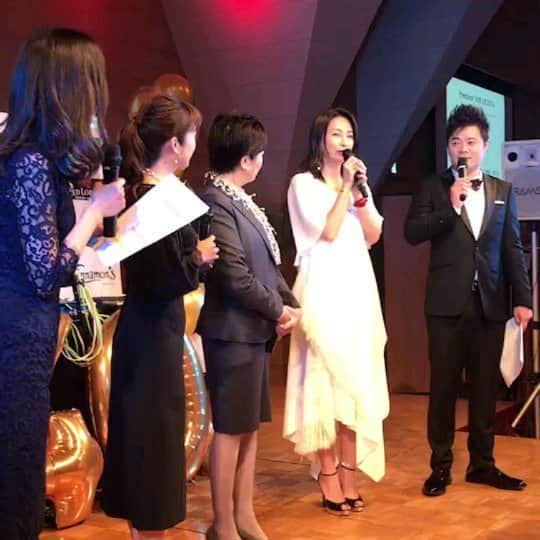 真山景子のインスタグラム：「@premiumwseijinshiki2019  ①乾杯の挨拶を中山エミリちゃんとする予定でしたが、小池都知事がサプライズでいらっしゃってくれました！3人で乾杯の挨拶させていただきました‼️ ②マークパンサーさん、盛り上げてくれましたね～🎵✨青春のあの頃、いつもそばにあった曲のオンパレードです。  ③盛り上がりすぎて、実行委員も舞台へ笑笑そしたら最後皆踊っていました🤣🤣 ④司会の佐田くんは本当に面白くて頭の回転が早くて男前‼️会場を一気に注目させてくれて常に笑わせてくれてました✨👏青春の１日をフルで支えてくれてありがとうございます✨👏 ⑤沢山のアーティストさんのライブ、豪華景品抽選会が終わり、記念写真。実行委員一同で撮ってるときも、お客様が残って笑顔でみていてくれて、感無量。涙が止まらない。まだ終わりたくなくて泣いちゃった。まわりに泣くの早いと怒られました 笑笑 実行委員仲間が、動画くれました笑笑  ⑥二次会！！アメクラの3階に移動してホッと一息つけた二次会も、あっという間！！この後三次会に続くのだけど、前日からの準備、朝早くからの準備に眠さと疲れマックスでした笑  とにかく楽しかった40才、W成人式✨👏おめでとうございました‼️」