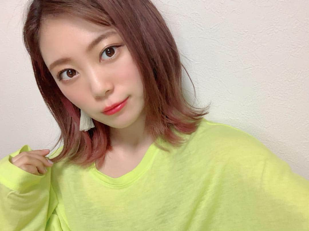 美木優希奈さんのインスタグラム写真 - (美木優希奈Instagram)「‪だんだん暖かくなってきたね！‬ ‪それと共に花粉に攻撃されてますが、、‬ ‪季節も変わって新しい洋服もたくさん欲しい。化粧品も欲しいな。‬ ‪最近はあまり持っていないYellow系にも挑戦。‬ ‪髪型とかメイクもヘルシーな感じに寄せてみました。‬ ‪こういうの楽しいよね。‬ ‪前髪もう少し伸びたらかきあげられるかな‬。 ・ ・ #hair #hairstyle #haircolor #pinkhair #pink #yellow #spring #springfashion #makeup #springmakeup #hairmodel #healthy #fashion #love #singer #artist #acoustic #guitar #music #writer #vocal #original #japan #instamakeup #instamusic #instagood #instafashion #弾き語り #インナーカラー #切りっぱなしボブ」3月22日 21時23分 - yukina_miki