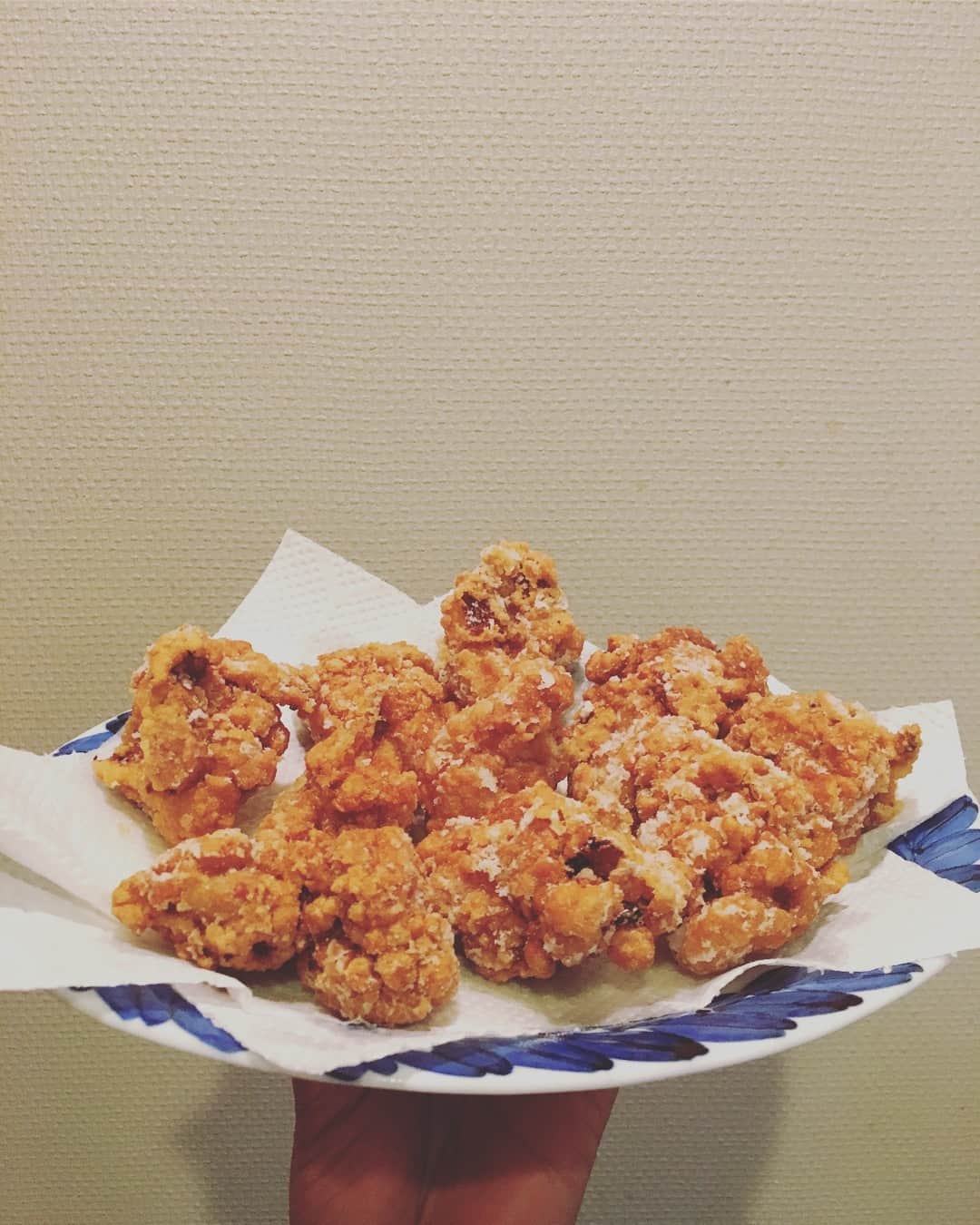 のインスタグラム：「まずは腹時計を正すのだと、常備菜に五目きんぴら、叩ききゅうりの塩梅酢和えをこしらえてから、唐揚げを香ばしく揚げる。  唐揚げは素晴らしい。ハズレがない。いつも美味しく、ごはんがすすむ。唐揚げが好きだ。好きだ。好きだ😍  #猫沢飯」