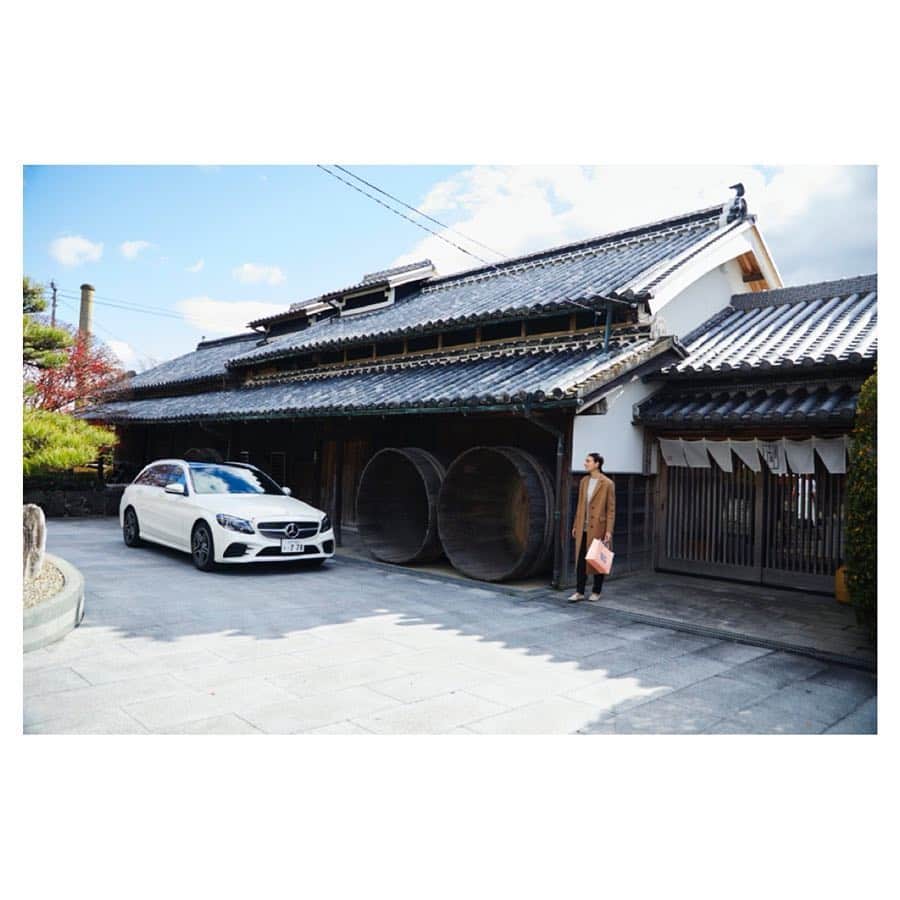 田沢美亜さんのインスタグラム写真 - (田沢美亜Instagram)「uraku✖️メルセデスでお届けしている旅日記「She’s Mercedes meets Japan」 今回は徳島県上板町に行ってきました。二百年前と変わらない製法で和三盆を作っている岡田製糖所を訪れてきました。 和三盆糖を仕上げる技術は長年受け継ながれてきた職人の手仕事で行っています。 ずっとファンだった岡田製糖所の和三盆、取材に行けて楽しい時間でした。 是非ご覧ください！ プロフィールのリンクから↑ @urakutokyo  @mercedesbenzjapan  photo @aitomatsu  #uraku_tokyo  #shesmercedesmeetsjapan  #shesmercedes  #mercedesjapan #岡田製糖所  #阿波和三盆 #徳島県 #上板町 #徳島ドライブ」3月22日 21時34分 - miatazawa