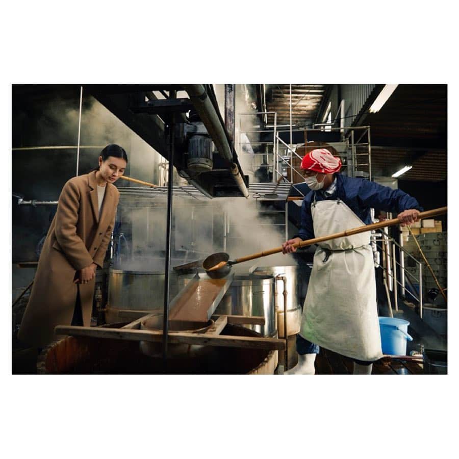 田沢美亜さんのインスタグラム写真 - (田沢美亜Instagram)「uraku✖️メルセデスでお届けしている旅日記「She’s Mercedes meets Japan」 今回は徳島県上板町に行ってきました。二百年前と変わらない製法で和三盆を作っている岡田製糖所を訪れてきました。 和三盆糖を仕上げる技術は長年受け継ながれてきた職人の手仕事で行っています。 ずっとファンだった岡田製糖所の和三盆、取材に行けて楽しい時間でした。 是非ご覧ください！ プロフィールのリンクから↑ @urakutokyo  @mercedesbenzjapan  photo @aitomatsu  #uraku_tokyo  #shesmercedesmeetsjapan  #shesmercedes  #mercedesjapan #岡田製糖所  #阿波和三盆 #徳島県 #上板町 #徳島ドライブ」3月22日 21時34分 - miatazawa