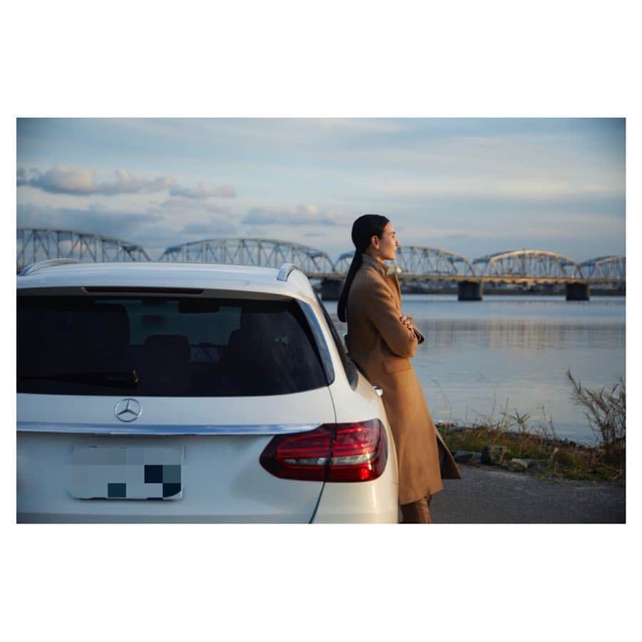 田沢美亜のインスタグラム：「uraku✖️メルセデスでお届けしている旅日記「She’s Mercedes meets Japan」 今回は徳島県上板町に行ってきました。二百年前と変わらない製法で和三盆を作っている岡田製糖所を訪れてきました。 和三盆糖を仕上げる技術は長年受け継ながれてきた職人の手仕事で行っています。 ずっとファンだった岡田製糖所の和三盆、取材に行けて楽しい時間でした。 是非ご覧ください！ プロフィールのリンクから↑ @urakutokyo  @mercedesbenzjapan  photo @aitomatsu  #uraku_tokyo  #shesmercedesmeetsjapan  #shesmercedes  #mercedesjapan #岡田製糖所  #阿波和三盆 #徳島県 #上板町 #徳島ドライブ」
