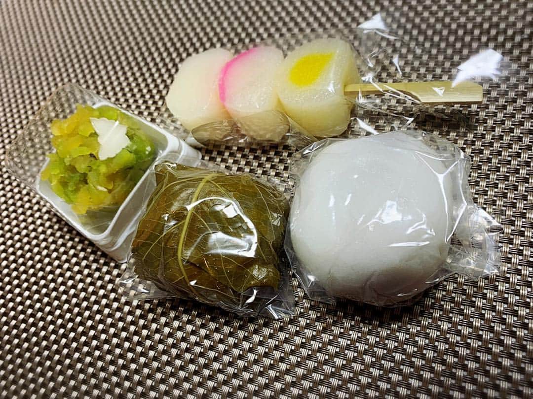 佐井祐里奈さんのインスタグラム写真 - (佐井祐里奈Instagram)「有名な『もち源』さんの和菓子🥰 春らしい💚🦋 胡蝶 220円 もちもち食感の💗  やよい団子 170円  その他 しらたま 190円 さくら餅 190円 . . . どれも美味しい〜🥰和菓子もやっぱり良いなぁ〜😋 お赤飯が美味しいらしいので次はお赤飯食べたいっ💕 . . . #もち源 #久屋大通グルメ #和菓子 #nagoya #yunnaログ」3月22日 21時34分 - yunna_s31