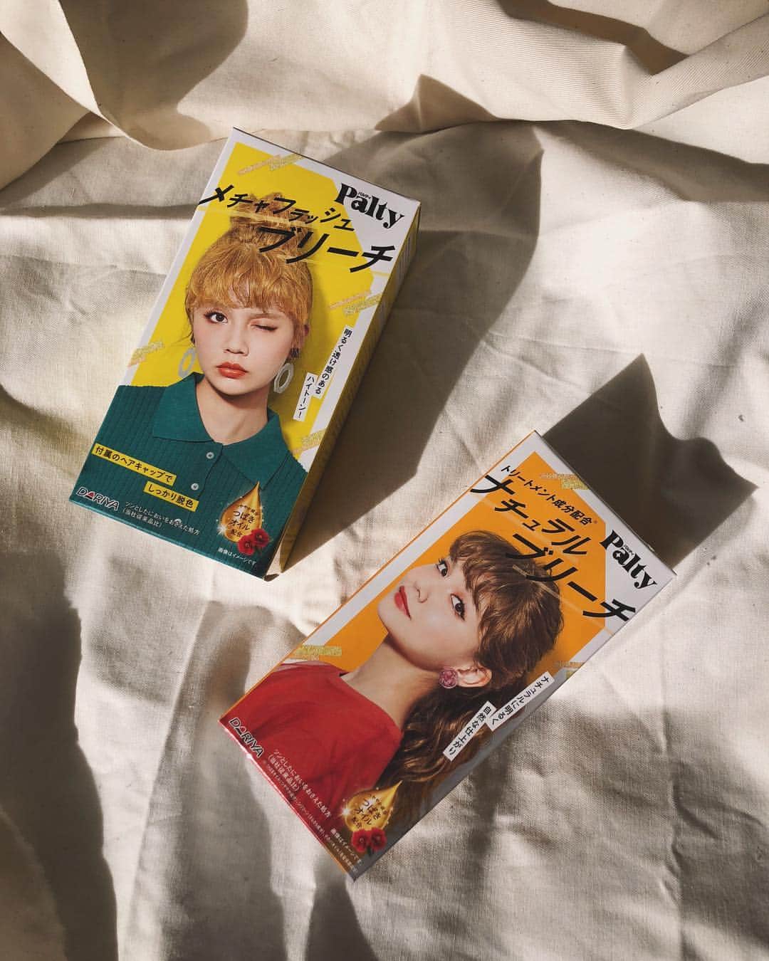 村田倫子さんのインスタグラム写真 - (村田倫子Instagram)「髪の毛が明るい、、、！ 昔ブリーチしていたときの思い出。 懐かしや。 . パルティさんから、 ニューブリーチシリーズが 出たのでお知らせです。 手軽にイメチェンできるこのシリーズ。 ナチュラルブリーチだと、 自然に髪のトーンをあげることができるので、おすすめですよ。 (まっ金金！になる心配がないのは嬉しい) ブリーチしていると、次にのせるカラーの色味も、綺麗に仕上がります。 髪が明るいと、色々なお洋服と相性がよくて お洒落が楽しかったなあ☺︎ 他にも、根元プリンを簡単にケアできる「根元直しブリーチ」 ハイライトを手軽に楽しめる「アレンジブリーチ」という、 用途にあわせた助かるシリーズも新発売したので、 そちらもみてみてください！ パルティさん、毎年進化しててうれしい、、、！ いつもありがとうございます。 #palty #パルティ #ブリーチ #セルフカラー #ダブルカラー #ヘアレンジ #メッシュ #インナーカラー #ハイライト #PR」3月22日 21時29分 - rinco1023