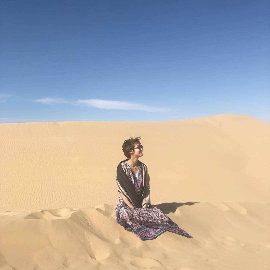 石田一帆さんのインスタグラム写真 - (石田一帆Instagram)「. つ、ついに🥺🥺 ドバイ旅での念願の砂漠とラクダ🐪🏜 . 乗る瞬間は少しこわかったけど 歩き始めたら楽しい、楽しすぎた。。♡ . Bab Al Shams Desertに宿泊もしくは 施設使用チケットを購入していればセットに 含まれていて無料で乗ることができるのです👏 . ラクダはプールの目の前の砂漠でのれて それとは別にサファリ体験もしたのですが これまたすごいすごい。 . 砂漠のど真ん中までいけました🏎 こんなに壮大なところ、感動しかない。 伝わるかなぁ、動画も載せたので見てください📷 . ちなみにサファリは 道中激しく揺れるので酔い止め必須です🙄 (8枚目参照) . あぁ時間足りなかった🤒また行きたい。。♡ . #ik_travel#ik_dubai#babalshamsdesertresortandspa#babalshamsdesertresort#babalshams#babalshamshotel#desert#camel#visitdubai#mydubai#tabijomap_dubai#ambassador#dubaitravel#dubaitrip#trip#travel#ドバイ#バブアルシャムスデザートリゾートアンドスパ#バブアルシャムス#ラクダ乗り#ラクダ#タビジョ#ドバイ旅行#ドバイ#女子旅」3月22日 21時29分 - ishidakazuho