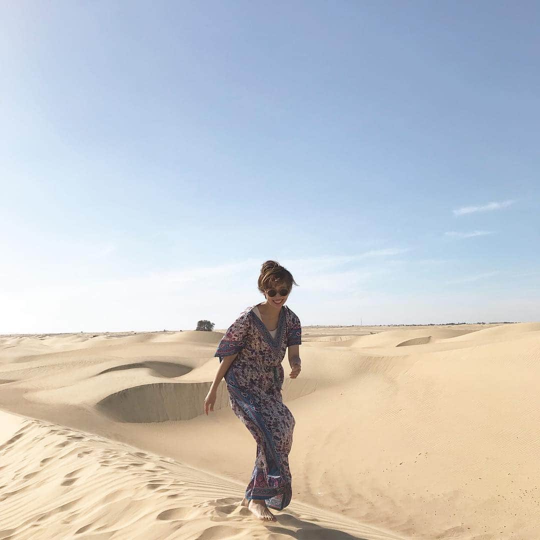 石田一帆さんのインスタグラム写真 - (石田一帆Instagram)「. つ、ついに🥺🥺 ドバイ旅での念願の砂漠とラクダ🐪🏜 . 乗る瞬間は少しこわかったけど 歩き始めたら楽しい、楽しすぎた。。♡ . Bab Al Shams Desertに宿泊もしくは 施設使用チケットを購入していればセットに 含まれていて無料で乗ることができるのです👏 . ラクダはプールの目の前の砂漠でのれて それとは別にサファリ体験もしたのですが これまたすごいすごい。 . 砂漠のど真ん中までいけました🏎 こんなに壮大なところ、感動しかない。 伝わるかなぁ、動画も載せたので見てください📷 . ちなみにサファリは 道中激しく揺れるので酔い止め必須です🙄 (8枚目参照) . あぁ時間足りなかった🤒また行きたい。。♡ . #ik_travel#ik_dubai#babalshamsdesertresortandspa#babalshamsdesertresort#babalshams#babalshamshotel#desert#camel#visitdubai#mydubai#tabijomap_dubai#ambassador#dubaitravel#dubaitrip#trip#travel#ドバイ#バブアルシャムスデザートリゾートアンドスパ#バブアルシャムス#ラクダ乗り#ラクダ#タビジョ#ドバイ旅行#ドバイ#女子旅」3月22日 21時29分 - ishidakazuho