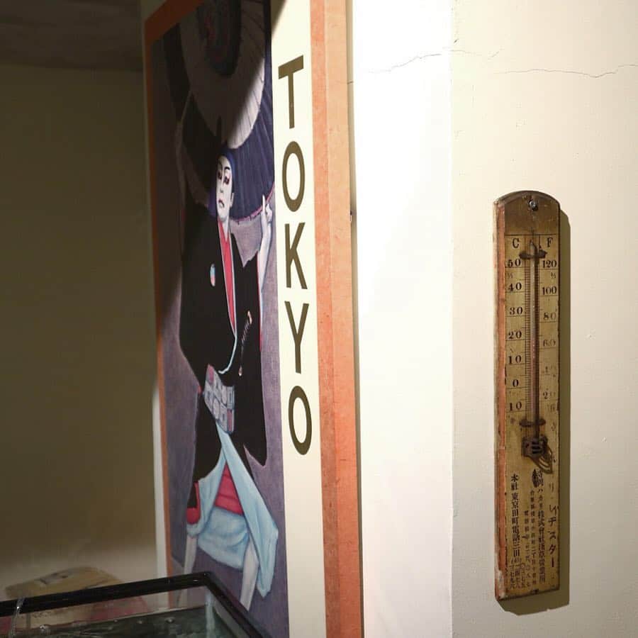 DRESSKINさんのインスタグラム写真 - (DRESSKINInstagram)「••• タケシズBARBER.  10匣の @mr.pigu さんがディレクションを手がけ、オープン前から話題を呼んでいるバーバーショップが、3月28日明治神宮前にオープンする。 日本のローカルカルチャーを表現した店内は、懐かしくもあり新しい床屋💈 ここから表現されてるものはどんなものか。どんなスタイルが創られていくのか。 これからのバーバースタイルにも、大きな影響を与える存在になることは間違いないと思います。 楽しみです✨ . . 住所:東京都渋谷区神宮前6-13-6 . タケシズBARBER . . . ••• DRESSKIN🎩 Men's grooming online store🤵🏻 https://dresskin.com ⇨プロフィールからご覧ください👀 ••• #takeshisbarber #tenbox #pigu #dresskin #cosmetics #menshair #mensgrooming #pomade #gentleman #barber #barbershop  #タケシズバーバー #明治神宮前 #麺散の隣 #ドレスキン#メンズコスメ #メンズグルーミング #コスメ #美容男子 #オシャレ #ファッション #バーバー #ヘアケア #スキンケア #ワックス #ポマード #バーバースタイル #クラシックスタイル #メンズヘアスタイル」3月22日 21時29分 - dresskin_official