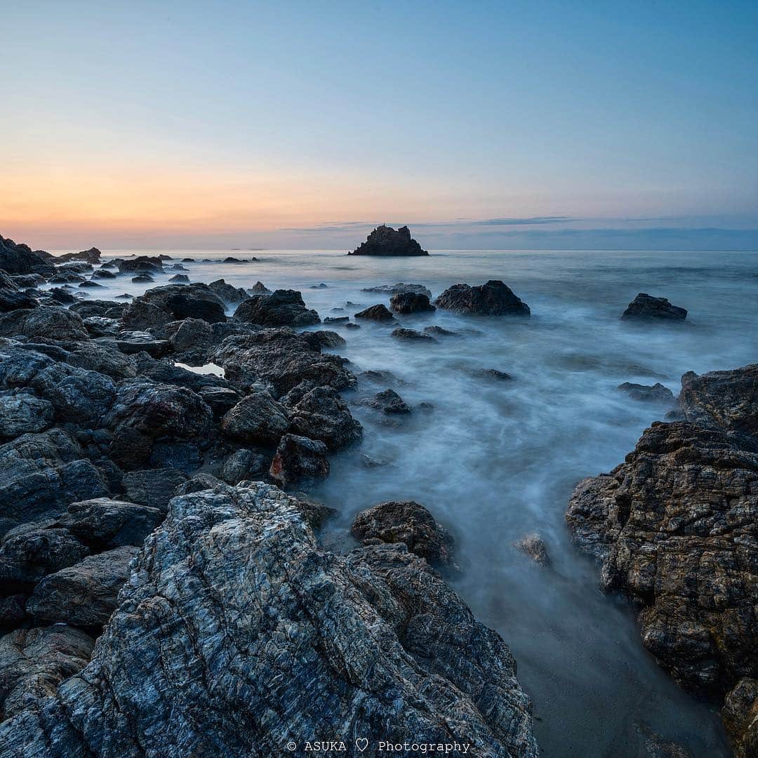 のインスタグラム：「*﻿﻿﻿﻿ *﻿﻿﻿﻿ Before dawn﻿ *﻿﻿﻿﻿ *﻿﻿﻿﻿ 防水の靴をはいてはいたけど、長靴を持っていなかったので、あまり攻めることができなかった…﻿ フィルターも割りそうで装着やめたという、めんどくさがりや(^◇^;)﻿ ﻿ 2019.03.17  05:46a.m.﻿ ﻿﻿﻿﻿ α7RII× FE 12-24mm F4 G﻿ ﻿﻿﻿ #田原﻿ #渥美半島﻿ #A7R2﻿ #α7RII﻿ #sea﻿ #ocean﻿ #morning﻿ #朝景﻿ #sonyalpha ﻿﻿﻿﻿ #sony﻿﻿﻿﻿ #japan﻿﻿﻿﻿ #MyRRS﻿﻿ #reallyrightstuff﻿﻿ #fstopgear﻿ #yourshotphotographer﻿ #BeAlpha」