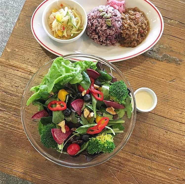 のインスタグラム：「. フィットネスクラブが併設されているカフェなんてあるんですね✨ . オーガニック料理やオーガニックドリンクを投稿する時は是非「#ベジ部」と「#todaysvege」のハッシュタグをつけて投稿してください🌿 素敵な投稿はベジ部がリポストします！ みなさんで健康な毎日をシェアしましょう😊 . ベジ部には、オーガニックの楽しさを共有する無料のコミュニティがあります♪ オーガニックに関わる情報交換や交流の場として、ぜひお気軽にご参加ください✨ 詳しくはプロフィールのURLをご覧ください✔️ . Repost from @_knn___  Rielat Cafe&Me time フィットネスクラブが併設されてるオーガニックカフェ . とにかく量がハンパなかったけどヘルシーで低脂肪。食材には徹底的にこだわってる感じがした〜普段こんなに野菜食べないからびっくりしちゃったよ笑 . #cafe #カフェ #仙台 #仙台カフェ #オーガニック #オーガニック野菜 #1日分の野菜 #スーパーフード #rielatcafeandmetime #カフェ好きな人と繋がりたい #カフェ好き #カフェごはん #カフェスタグラム #カフェ部」