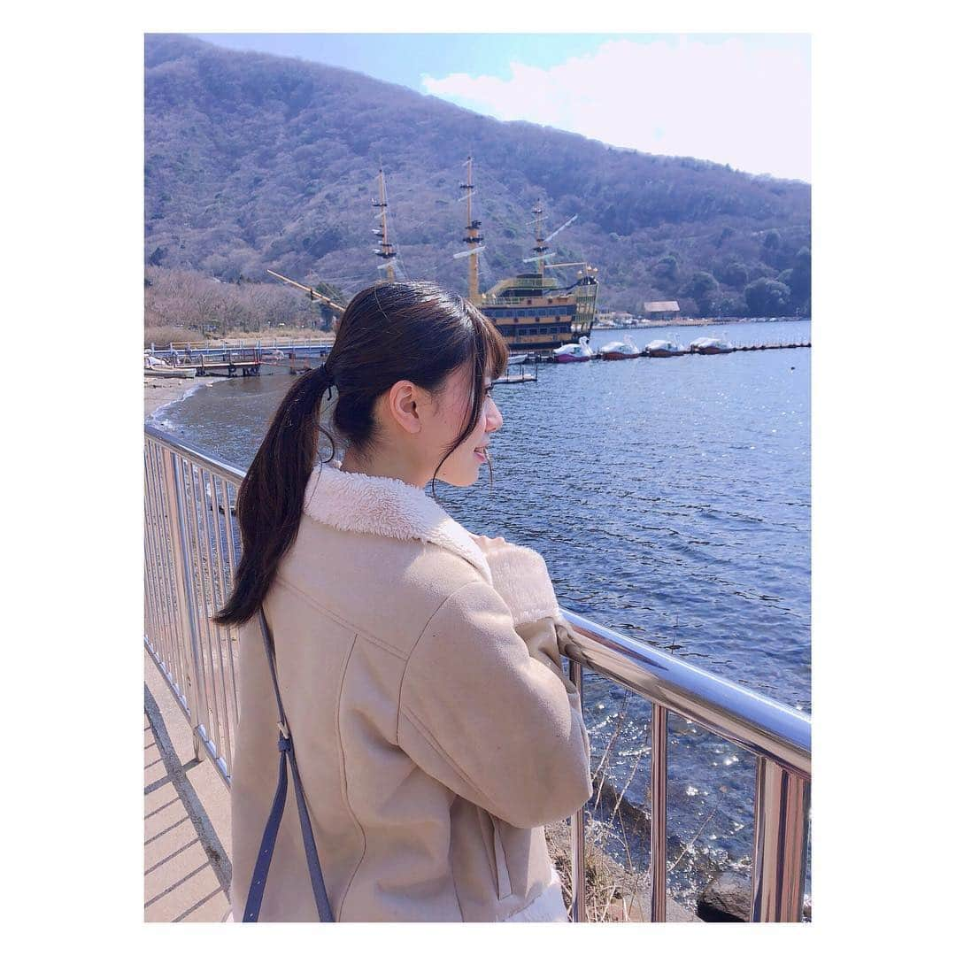 星名あゆみさんのインスタグラム写真 - (星名あゆみInstagram)「箱根旅行に行ってきました。﻿ ‪よく配信に出てくる絵の友達と一緒に‬👧🏻﻿ 私が普段写真を撮らないことを知ってるから﻿ たくさん写真撮ってくれた笑﻿ ﻿ この日はちょうど晴れてて芦ノ湖が綺麗だった﻿🚢 インスタ映えしそうなアヒルボートの前で写真撮ってみたけどポーズがなんとなくダサい…笑﻿ 許してね、、😥﻿ ﻿ 少しづつ箱根の写真載せるのでお楽しみに🎣﻿ ﻿ ﻿#箱根旅行 #芦ノ湖 #箱根 #hakone #ashinoko #japan #湖 #likeforfollow #photography  #followｍe #アイドル」3月22日 21時42分 - hoshina_ayumi