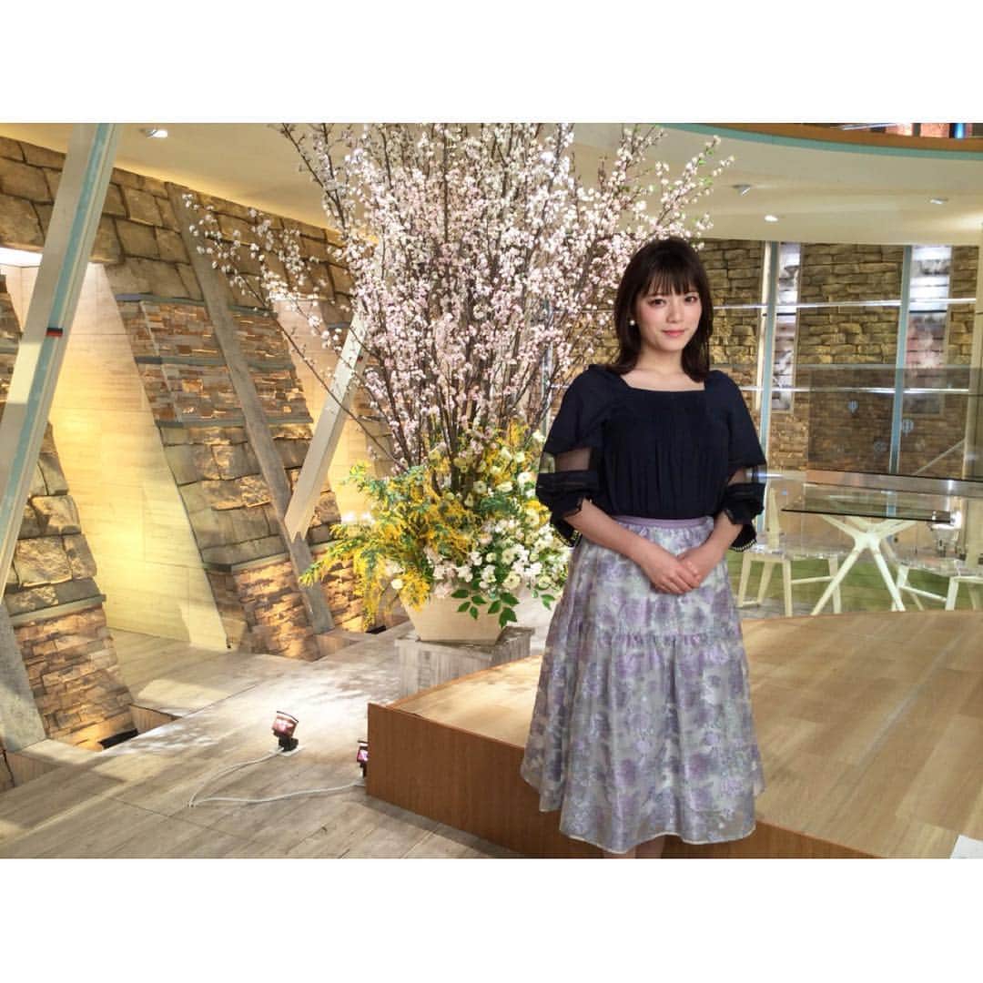 三谷紬さんのインスタグラム写真 - (三谷紬Instagram)「* 先週・先々週の 報道ステーション衣装です👗  1枚目 トップス:ROPE スカート:ROPE トップスのパキッとしたオレンジが可愛かったです🧡  ２枚目 トップス:anatelier スカート:anatelier こちらもトップスがお気に入り💙 袖のシースルーが好きでした。  ３枚目 喜田さんと おふざけで変顔をしてみました🤪笑 喜田さんは私のおふざけにいつも付き合ってくれます🥺  今週の報道ステーションもよろしくお願い致します！ * #報道ステーション#衣装#ootd#clothes #オレンジ#🧡#ROPE#ニット#スカート#ブラウス#花柄スカート#anatelier #春服#春#spring#紺#変顔#🤪#喜田勝#気象予報士#気象情報#アナウンサー#テレビ朝日#三谷紬」3月22日 21時43分 - mitani_tsumugi