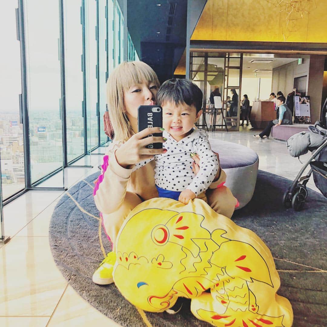 Nazukiのインスタグラム：「３月に入って、劇的忙しい😂😱 今週は終盤に入り、更に増したー😂😂 毎日リハ、レッスン、毎週末名古屋と、ViiDA 札幌popupに向けてと😱😱😱 身体の疲れや怪我したりと不調もあるけど、忙しいのも幸せなことだなーと🥺  そして、毎日の子育てに更に保育園の進級もあるから、大の苦手な縫い物😅 友達に作ってもらい😆w  家事が追いつかなくて、家事代行頼みたいくらい😆w  あっと言う間に、 いよいよイベント週に入ります‼️ 3/24 Harlem リリカルナイト⭐️ Nazkidz‼️ 3/25 O-east ダンホリ⭐️ MamiTaz 初のママナンバー‼️ 私もレンもほんと少しだけ出演します😆  久々のナンバー作りだったから、楽しいし、楽しみで仕方がない😊  レンの３枚目の顔😂😂😂 名古屋三井ガーデンホテルも、SPAがあって良いホテル👍  #mama #mamalife #dancer #dance #coregraphy #produce #lesson #viida #reharsal #男の子ママ #myson #ママライフ」