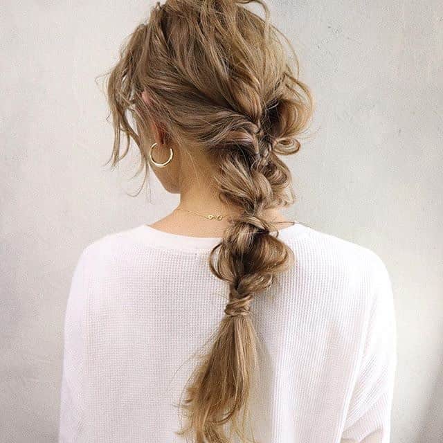 のインスタグラム：「✔style by @taiki0726 【 #ALBUM動画_アレンジ_ロング 】 ↑別パターンはこちら↑ . cut + color ¥3,500~ double color ¥8,000~ treatment ¥2,000~ etc... ※店舗により料金が異なります。 . . 難しそうで簡単な編みおろし✨ . やり方は右にシュッと👉 . . こちらのスタイルは 原宿店の桑原 大貴（ @taiki0726 ） が担当いたしました！ . 何かご不明点がございましたら お気軽にコメントください。 . 担当スタイリストからも コメントいたします！ . ALBUM（ @album_hair ） . . 【お問い合わせ先】 ALBUM OFFICE TEL / ‪03-6712-5547‬ FAX / ‪03-6712-5548‬ MAIL / info@album-hair.com . . . #ロング #ロングヘア #美容室 #ヘアスタイル #ヘアセット #カラー #ハイライト #グレージュ #外国人風カラー #グラデーションカラー #ハイライトカラー #ヘアアレンジ #アレンジ #編み込み #外国人風 #美容師 #髮型 #髮型師 #髮型設計#攝影 #染髮 #发型 #護髮 #日系髮型#ทรงผม #헤어 #염색 #단발머리 #haircolor」