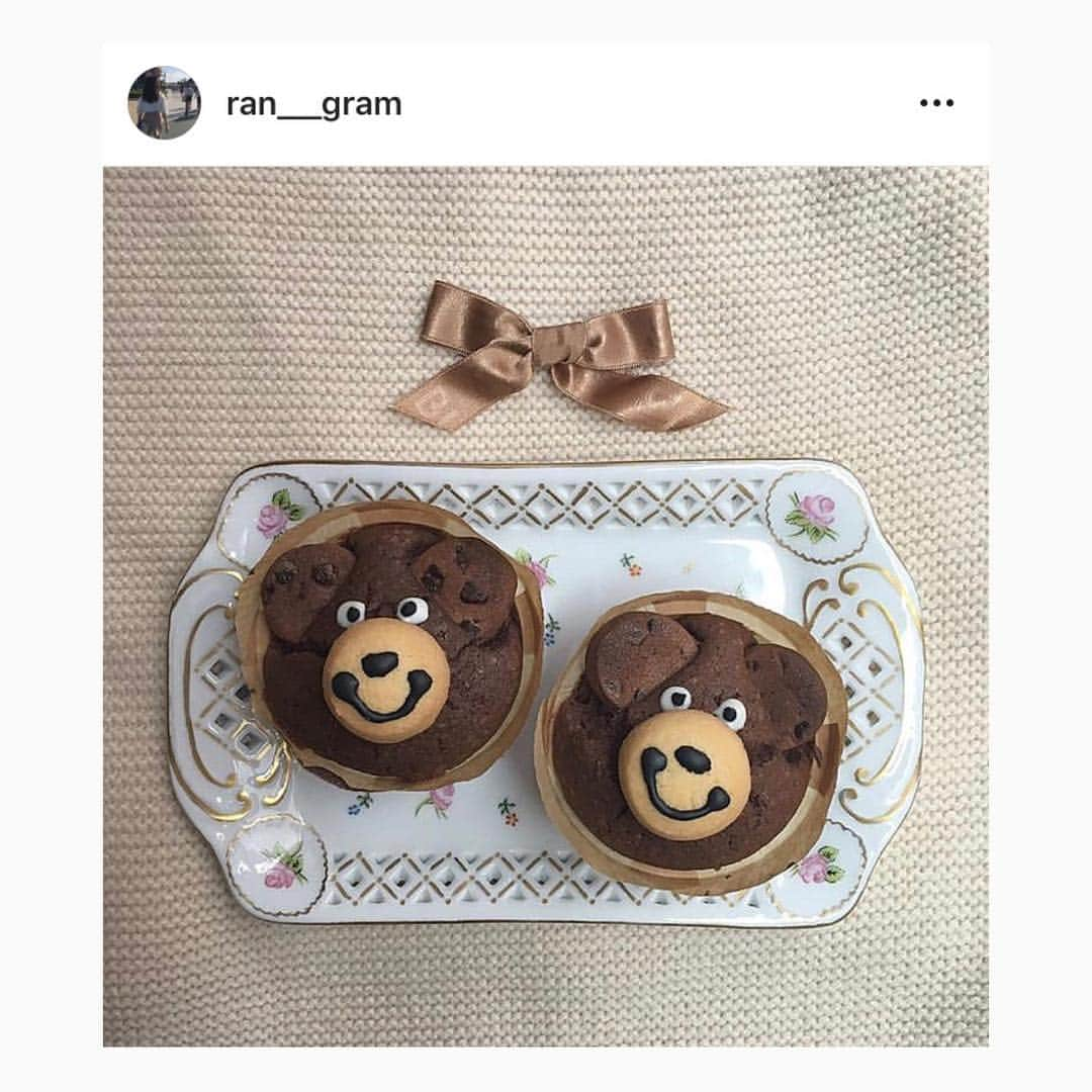 PRESSさんのインスタグラム写真 - (PRESSInstagram)「とっても簡単！可愛くて美味しい #クマフィン の作り方をレクチャーします🐻❤️﻿ ﻿ アレンジマフィンがたくさんある中でも﻿ 最近話題になっているクマフィン。﻿ ﻿ 作り方はとっても簡単なんです！﻿ ﻿ ❶チョコレートのカップケーキを作る﻿ ❷市販のクッキー(ココア味)で耳、プレーンで口を作って、チョコペンで目を書いたら完成！﻿ ﻿ ﻿ 手作りだから1つ1つ顔が違うのも﻿ オリジナルでとっても可愛い❤︎﻿ ﻿ ﻿ ——————————————————﻿﻿﻿﻿﻿﻿﻿﻿ ﻿﻿﻿﻿﻿﻿﻿﻿ お気に入りの写真に﻿﻿﻿﻿﻿﻿﻿﻿ @pressblog #pressblog を﻿﻿﻿﻿﻿﻿﻿﻿ タグ🏷して投稿してください♡﻿﻿﻿﻿﻿﻿﻿﻿ PRESS公式アカウントで﻿﻿﻿﻿﻿﻿﻿﻿ あなたのアカウントをご紹介致します!﻿﻿﻿﻿﻿﻿﻿﻿ ﻿﻿﻿﻿﻿﻿﻿﻿ ——————————————————﻿﻿﻿ #マフィン #マフィン作り #アレンジマフィン #マフィン部 #クマフィン #くまさんクッキー #くまさんケーキ #手作りお菓子 #手作りバレンタイン #手作りマフィン #カップケーキ #カップケーキデコ #カップケーキ作り #お菓子作り #お菓子作り好きな人と繋がりたい #手作りカップケーキ #スイーツ好き #スイーツ作り #カップケーキ部 #お菓子部 #ホワイトデー #バレンタイン手作り #バレンタイン手作り #pressblog」3月22日 21時44分 - press.inc