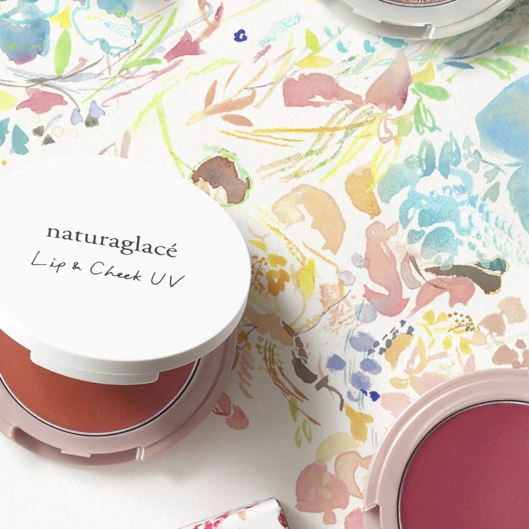 のインスタグラム：「・ 4月発売の限定商品を一足先にご紹介します❗ 「Pleasure trip」をテーマに、旅先で出会った美しい色彩を表現。 指塗りで気軽に簡単に、陽射しにきらめく彩りを実現。 【リップ&チーク UV】【アイカラー デュオ】 どちらも数量限定です⚠️ ・ ・ ・ ・ #ナチュラグラッセ#naturaglacé#naturaglace#新商品#2019SS#UVカット#UVパウダー#夏メイク#ニュアンスチェンジ#数量限定#限定色#オーガニックコスメ#ナチュラルコスメ#スキンケア処方の #ポイントメイク#限定品#organicmakeup#japanmakeup#コスメ好きと繋がりたい#メイク好きな人と繋がりたい#夏コスメ#japanesecosmetics#cosmetics#アイカラー#リップ&チーク#ツヤ肌革命#スキンケアメイク#ナチュラグラッセ10th」