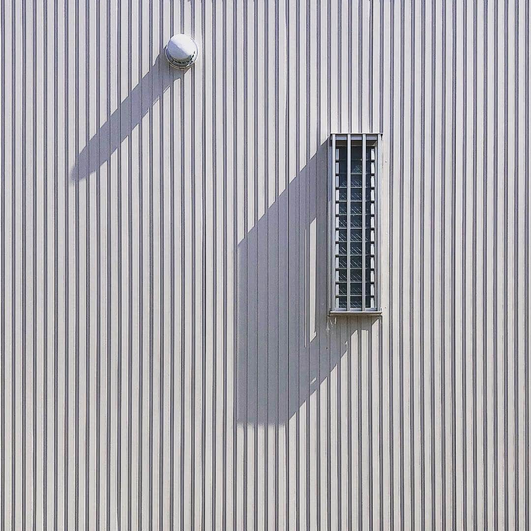 tsuno2noのインスタグラム：「22.March.2019 館山駅の近く📶⏺#️⃣📶 . #ザ壁部 #小窓部 #igersjp #instagram #こんななの #minimalint #9minimal7 #ic_minimal #arkiminimal #rsa_minimal #minimalzine #indies_gram #tv_simplicity #jj_minimalart #arte_minimal #タグキング👑 #minimalmood #soulminimalist #indies_minimal #ink361_minimal #instagramjapan #minimal_greece #ig_minimalshots #unlimitedminimal #paradiseofminimal #minimalexperience #minimal_perfection #jj_doorsandwindows #ihaveathingforminimal .」