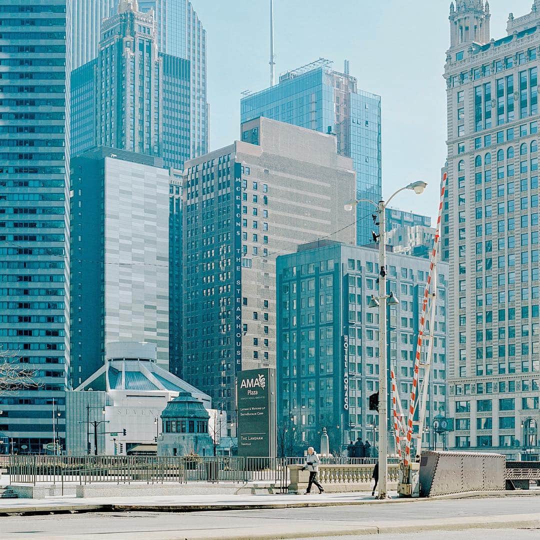濱田英明さんのインスタグラム写真 - (濱田英明Instagram)「Chicago, USA, 2016 #pentax67 I'll publish new photobook "Distant Drums" this July. #distantdrums遠い太鼓 #2019年7月出版予定」3月22日 21時51分 - hamadahideaki