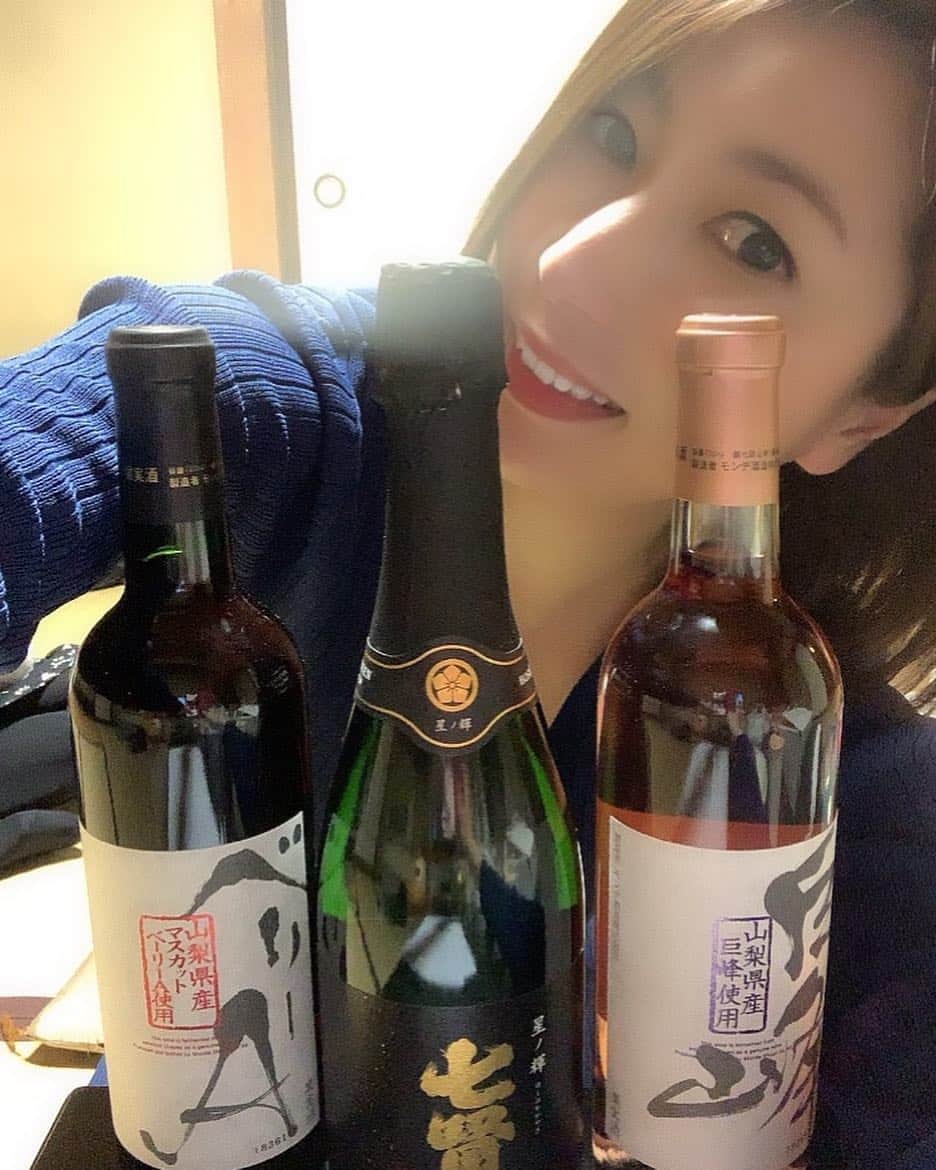 のインスタグラム：「パッケージ撮影中に、サプライズで監督さん、スタッフさん達に10周年お祝いしてもらいましたー！！！ お酒とケーキいただいたー！！！ タカラさん、大好き（ ; ; ）」