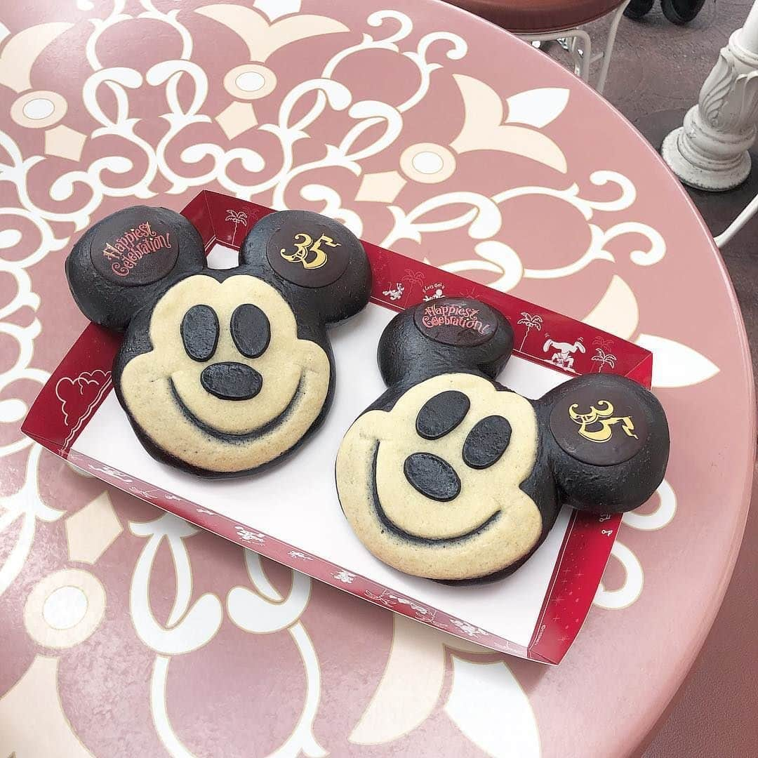 MERYさんのインスタグラム写真 - (MERYInstagram)「.﻿ 『東京ディズニーリゾート』35周年 “Happiest Celebration!” グランドフィナーレもラストスパート！Instagramで人気の『ミッキーパン』が食べられるのも3月25日までですよ。ハピエストに溢れた東京ディズニーリゾートで召し上がれ♩﻿ . ﻿ ※状況により品切れが発生する場合があります。﻿ .﻿ MERYでは他にも「かわいい」に近づくさまざまな情報を発信しています。﻿ @mery.beauty コスメ・美容に特化した情報をお届け♡﻿ @mery_spot 話題のカフェやお出かけスポットをご紹介！﻿ こちらもぜひチェックしてみてください！﻿ .﻿ .﻿ photo by @__o36m﻿ .﻿ #MERY #regram #instagram #photogenic #instagenic #instagood #instalike #tokyodisneyresort #tokyodisneyland #東京ディズニーリゾート #東京ディズニーランド #ミッキーパン #スウィートハートカフェ #ハピエストセレブレーション #ディズニーフード #ディズニー #ディズニー写真部 #ミッキーマウス #ミッキー #パン #かわいい #フォトジェニック #35周年 #ディズニーランド #グランドフィナーレ #レトロ #期間限定 #限定メニュー #ミッキーシェイプ #メリー」3月22日 22時00分 - mery.jp