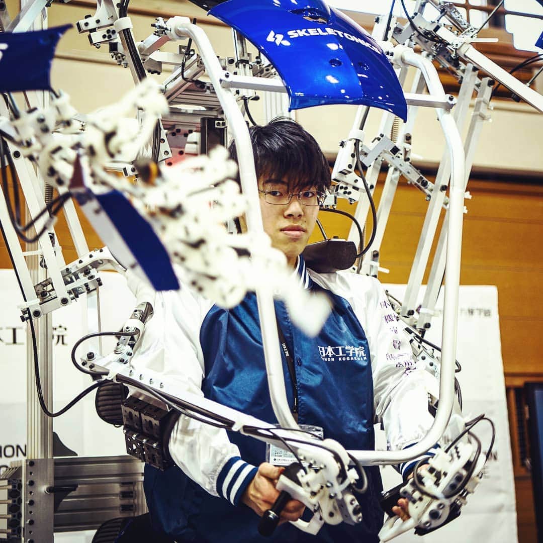 日本工学院さんのインスタグラム写真 - (日本工学院Instagram)「#スケルトニクス というロボットを操縦してます！ 最新の技術を身につけて、いよいよ卒業！ 真剣な眼差しがとても素敵です！ ☆卒制シリーズ☆ #日本工学院 #nihonkogakuin #専門学校 #学生 #日本工学院八王子専門学校 #日本工学院専門学校 #工学院 #教職員投稿写真 #テクノロジーカレッジ #ロボット科 #卒制シリーズ #ロボット好き #ものづくり #真剣な眼差し」3月22日 22時00分 - nihonkogakuin