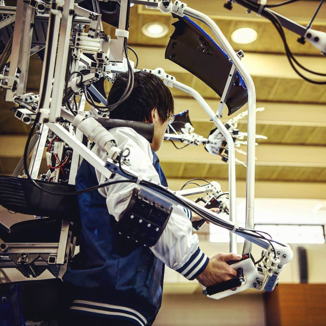 日本工学院さんのインスタグラム写真 - (日本工学院Instagram)「#スケルトニクス というロボットを操縦してます！ 最新の技術を身につけて、いよいよ卒業！ 真剣な眼差しがとても素敵です！ ☆卒制シリーズ☆ #日本工学院 #nihonkogakuin #専門学校 #学生 #日本工学院八王子専門学校 #日本工学院専門学校 #工学院 #教職員投稿写真 #テクノロジーカレッジ #ロボット科 #卒制シリーズ #ロボット好き #ものづくり #真剣な眼差し」3月22日 22時00分 - nihonkogakuin