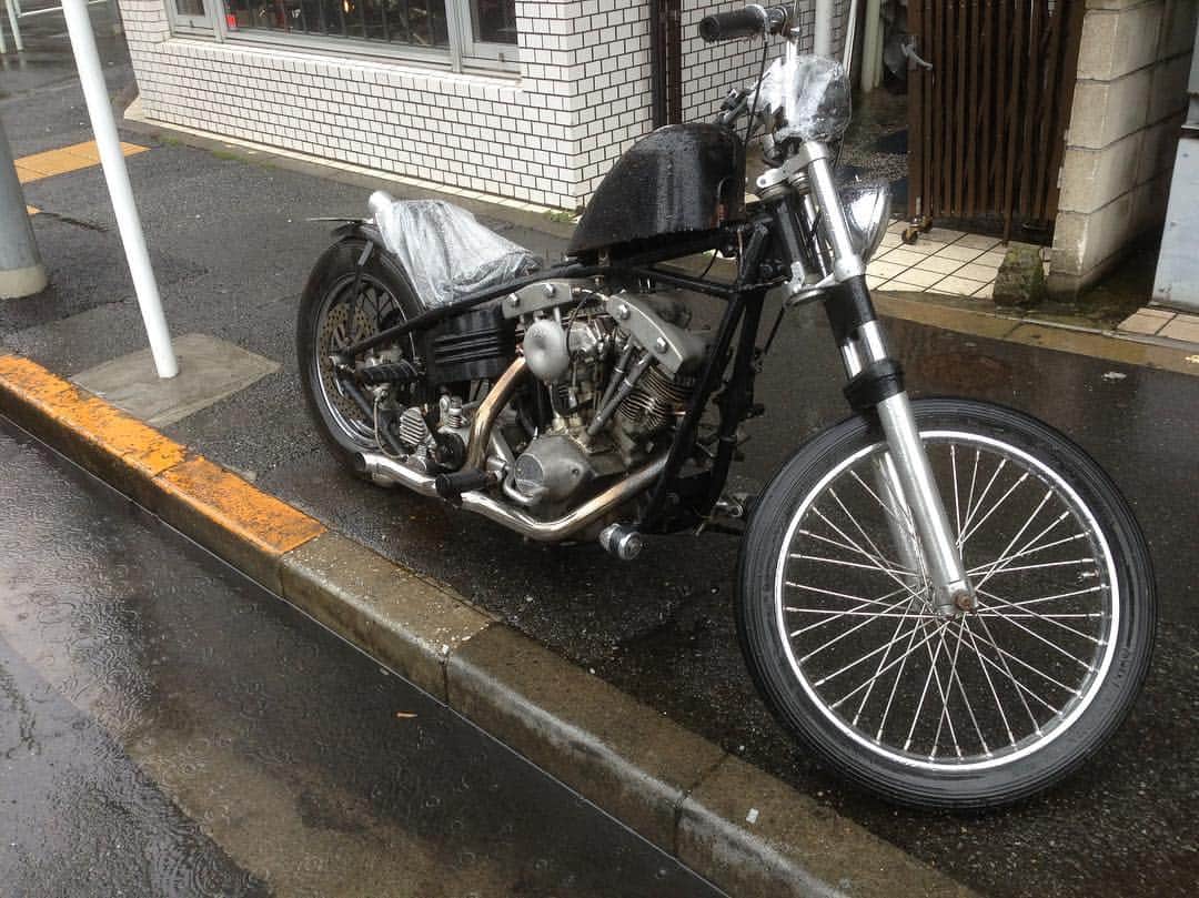 のインスタグラム：「My shovel head history  スマホの写メ眺めてたら、ショベルのカスタム遍歴が。。。 最初、雨に濡れた雰囲気あるショベル、、、って何気なく写メしたら、いつの間にかそいつがオレのトコにやってきて、、、 タンク返さなきゃいけないとかなって、付け替えたらダサくなって💦 4枚目の頃はスタイリング、気に入ってたけど、エンジンの中身もミッションも実はボロボロなのが発覚して、、、フレームもダメで、、、 結局ほとんど手を入れ直して、6枚目のビシッとしたヤツにモーリーにやってもらって。。。 その内、フォークが乗りにくい事に気がついて、テレスコに戻したら、車体のバランスわるくなって、、、 ハンドル変えてもイマイチで、結局自分で絵を描いて、その通りにして貰ったのが最後のヤツ。 実は、、、ピーナツタンクをチョコっとのせてもかっこいいだろーなぁとか、また弄りの虫が騒いでるけど、そんなのは無視だよなぁ。 最近遠出してないし、落ち着いたらケツ痛くなるまで走りたいなぁ♫  Thanxxx maxx @stoopmotorcycles  #sportster → #panhead → #shovelhead → #??? #最近はvespaばっかり #ftrは名古屋の後輩が乗ってくれる事になりました」