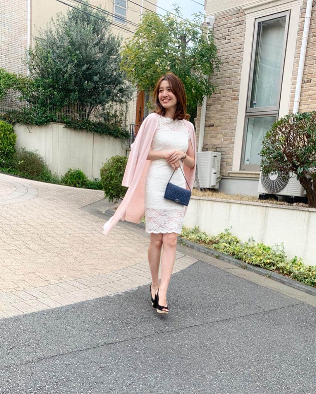 赤松麻里菜さんのインスタグラム写真 - (赤松麻里菜Instagram)「#AMBIENT @ambientofficial のジャージーレースドレス👗✨ タイトなシルエットが女性らしい🥰👠生地が柔らかくて着やすいところもお気に入り☺️ ・ ディナーやパーティーにも良さそう🥂✨紺のカラーなら結婚式の2次会にも着て行けそうです🥰💍 ・ 送料無料+10%OFFになっています🉐  #アンビエント #ambient_official #レース #ワンピース #ootd」3月22日 21時56分 - marigram0726