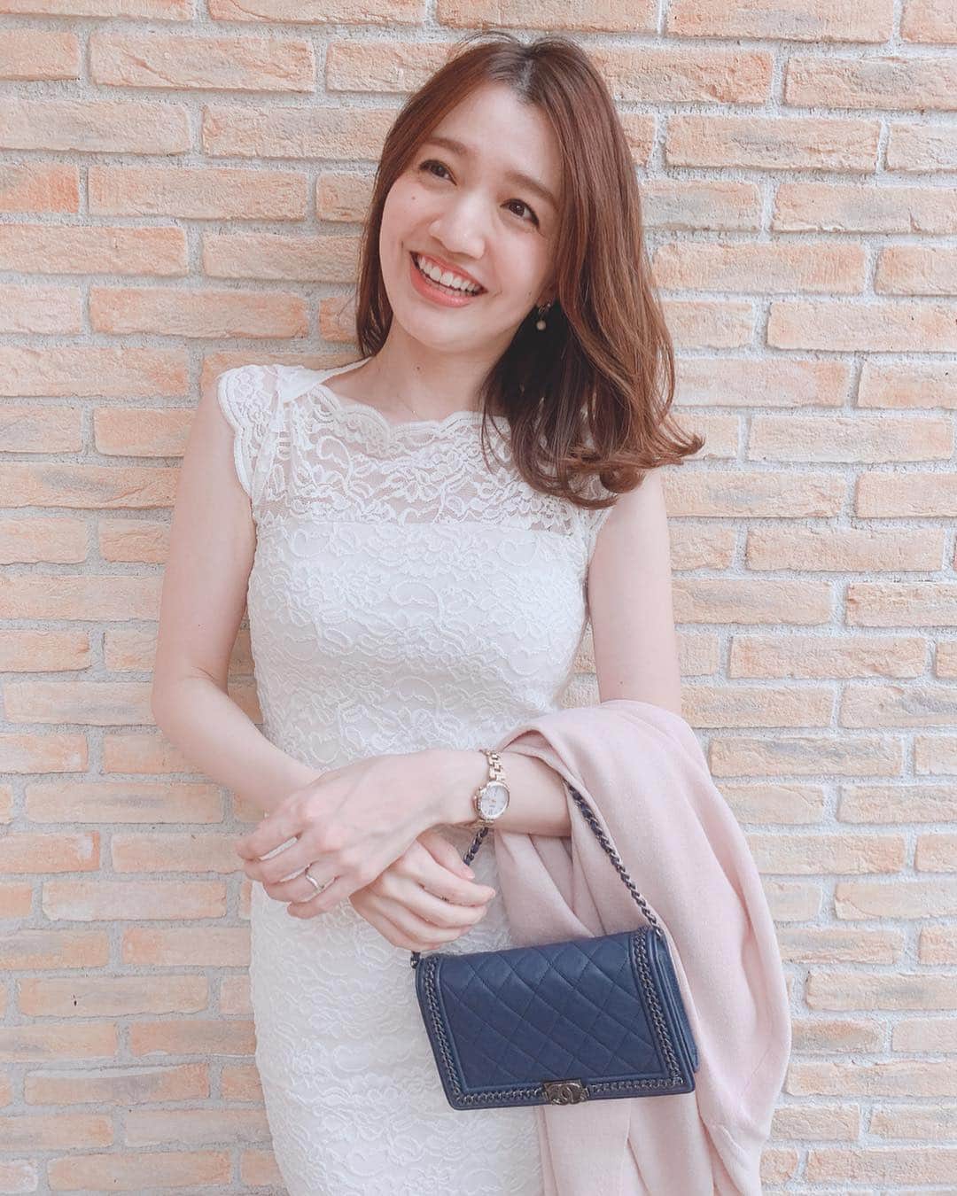 赤松麻里菜さんのインスタグラム写真 - (赤松麻里菜Instagram)「#AMBIENT @ambientofficial のジャージーレースドレス👗✨ タイトなシルエットが女性らしい🥰👠生地が柔らかくて着やすいところもお気に入り☺️ ・ ディナーやパーティーにも良さそう🥂✨紺のカラーなら結婚式の2次会にも着て行けそうです🥰💍 ・ 送料無料+10%OFFになっています🉐  #アンビエント #ambient_official #レース #ワンピース #ootd」3月22日 21時56分 - marigram0726
