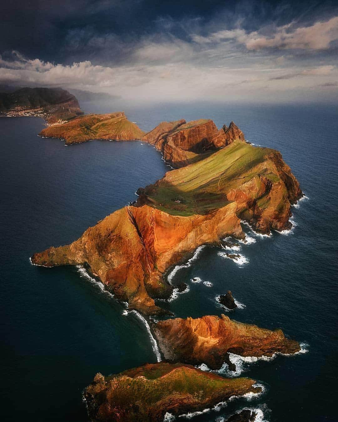 BEAUTIFUL DESTINATIONSさんのインスタグラム写真 - (BEAUTIFUL DESTINATIONSInstagram)「"I've completely fallen in love with these views and the dramatic weather." It was love at first sight for creator @tomashavel during his first visit to Madeira, Portugal — what destination has quickly captivated you? (📷: @tomashavel 📍: Madeira, Portugal)」3月22日 22時01分 - beautifuldestinations