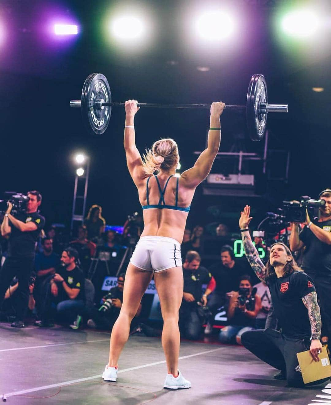 Katrin Tanja Davidsdottirさんのインスタグラム写真 - (Katrin Tanja DavidsdottirInstagram)「Chalk up & finish STRONG 💥👻👊🏼 Last one, best one! - @crossfitgames #InTheOpen #19.5 // Photo credit: @smylie_shot_it」3月22日 22時08分 - katrintanja