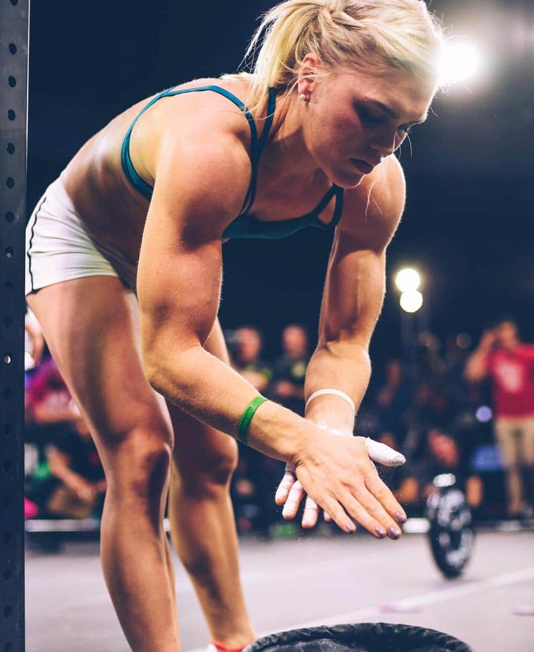 Katrin Tanja Davidsdottirさんのインスタグラム写真 - (Katrin Tanja DavidsdottirInstagram)「Chalk up & finish STRONG 💥👻👊🏼 Last one, best one! - @crossfitgames #InTheOpen #19.5 // Photo credit: @smylie_shot_it」3月22日 22時08分 - katrintanja