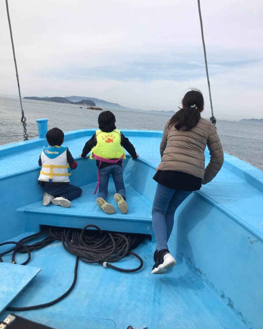 小倉優子さんのインスタグラム写真 - (小倉優子Instagram)「春休みは、お友達家族と香川県へ😊✨ 海釣りをしました〜❗️❗️ 子供達も主人も初の海釣りでした❗️❗️ 今回お魚は釣れなかったのですが、とても貴重な経験ができました😆😆 香川のおうどんも美味しかったです💓 東京を離れて、自然の中のんびりした時間を過ごせて、こういう時間って大切だなぁと感じます✨✨ 自然に触れて、様々な体験をしていきたいです💓」3月22日 22時01分 - ogura_yuko_0826