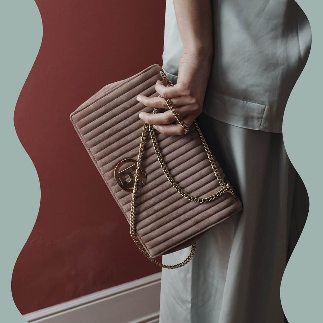 バルディニーニさんのインスタグラム写真 - (バルディニーニInstagram)「One bag wearable in so many ways. A timeless model of a shoulder bag with the Baldinini touch can be worn also as an elegant evening clutch.  #Baldinini #shoesmyway #italianattitude #madeinitaly #urban #ootd #urbanstyle」3月22日 22時01分 - baldininiofficial