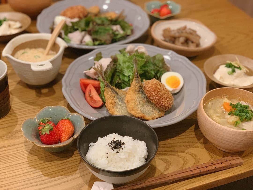 瀬戸サオリさんのインスタグラム写真 - (瀬戸サオリInstagram)「晩ご飯🍴🤤 . ✔︎ご飯 ✔︎味噌汁 ✔︎アジフライ ✔︎海老カツ ✔︎豆腐 ✔︎納豆 ✔︎いちご ✔︎こんにゃくの煮物 ＿＿＿＿＿＿＿＿＿＿＿＿ #手料理 #おうちごはん #自炊 #有機野菜 #有機調味料 #オーガニック #cooking #organic  #foodstagram  #japanesefood  #saori_cooking」3月22日 22時01分 - seto_saori