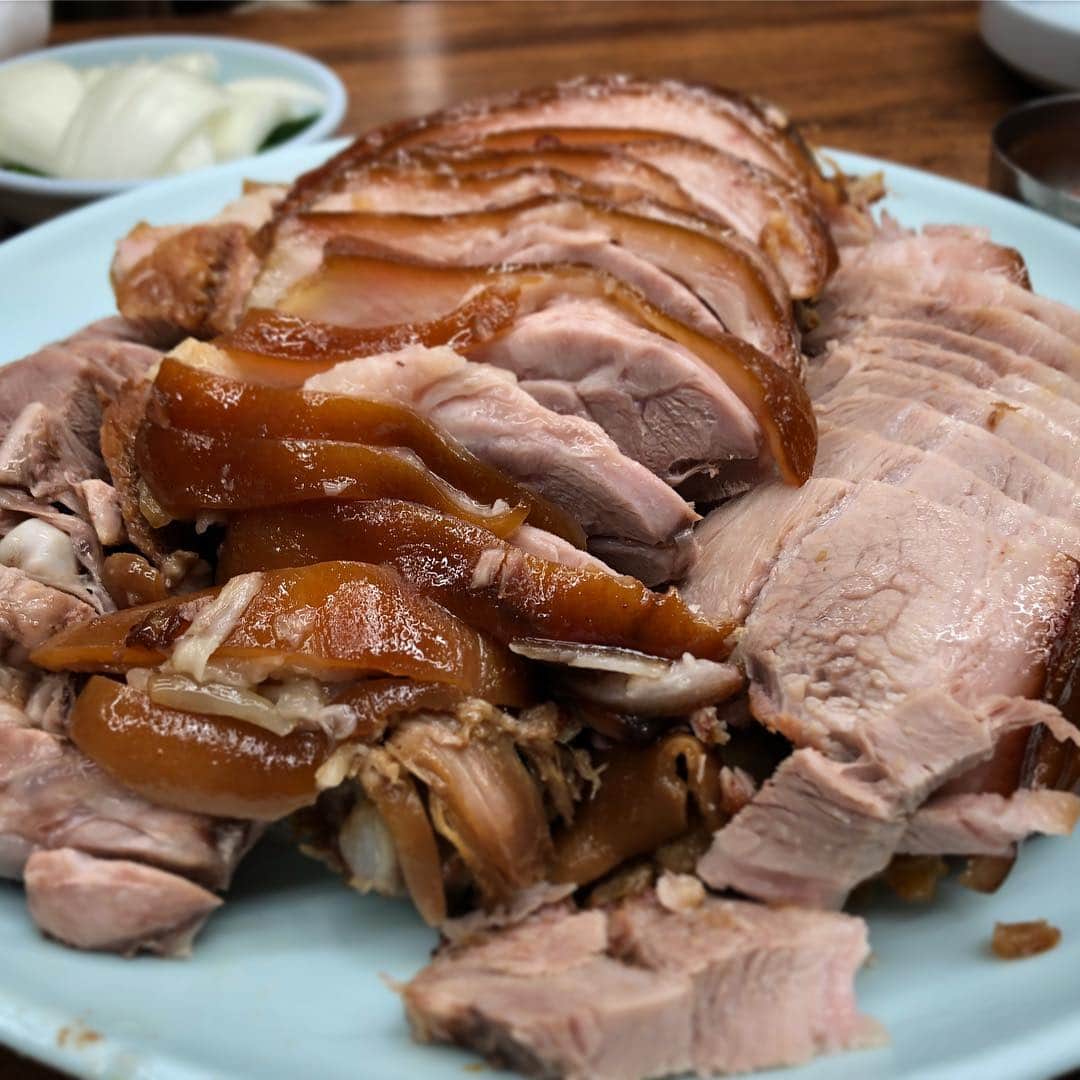 行正り香さんのインスタグラム写真 - (行正り香Instagram)「韓国グルメ、まずは豚足、チヨッパルから。私は甘辛く煮ますが、こちらはローストポークに近いです。#rikayukimasa #行正り香 #ソウル#韓国」3月22日 22時04分 - rikayukimasa