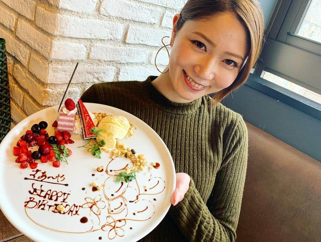 横町ももこさんのインスタグラム写真 - (横町ももこInstagram)「. Happy Birthday さあ〜や🎂💕笑 . これで一旦みんなタメ👵❤️笑 . #happybirthday#birthdaygirl#birthday#お誕生日#お誕生日おめでとう#おたおめ#생일#생일축하해#생일케이크 #birthdaycake#congrats#タメ#タメ会#アラサー#ババァ#肉食#肉食女子#女子会#ランチ会#lunch#オスカーモデル#models#japanesemodel#美女#japanesegirl#仲良し#happy」3月22日 22時06分 - momochadayo