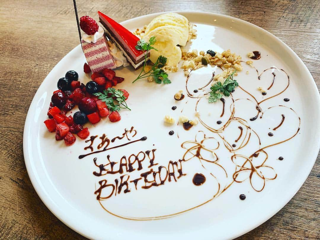 横町ももこさんのインスタグラム写真 - (横町ももこInstagram)「. Happy Birthday さあ〜や🎂💕笑 . これで一旦みんなタメ👵❤️笑 . #happybirthday#birthdaygirl#birthday#お誕生日#お誕生日おめでとう#おたおめ#생일#생일축하해#생일케이크 #birthdaycake#congrats#タメ#タメ会#アラサー#ババァ#肉食#肉食女子#女子会#ランチ会#lunch#オスカーモデル#models#japanesemodel#美女#japanesegirl#仲良し#happy」3月22日 22時06分 - momochadayo