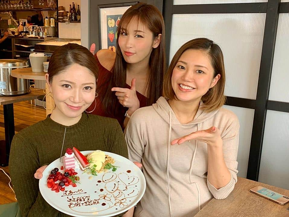 横町ももこさんのインスタグラム写真 - (横町ももこInstagram)「. Happy Birthday さあ〜や🎂💕笑 . これで一旦みんなタメ👵❤️笑 . #happybirthday#birthdaygirl#birthday#お誕生日#お誕生日おめでとう#おたおめ#생일#생일축하해#생일케이크 #birthdaycake#congrats#タメ#タメ会#アラサー#ババァ#肉食#肉食女子#女子会#ランチ会#lunch#オスカーモデル#models#japanesemodel#美女#japanesegirl#仲良し#happy」3月22日 22時06分 - momochadayo