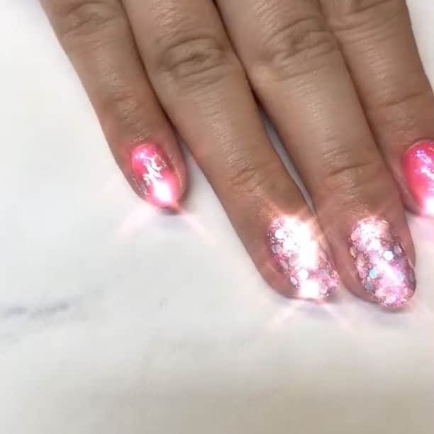 のインスタグラム：「ネイルお直し💅  #プリシラ ネイルが更にキラキラになったよー！  明日からラストスパート！いくわよーー！  #priscilla #priscillaqueenofthedesert #musical #tokyo #dragqueen #itsgonnastartrainingmen #glitter #nails #yukakosugi #missmirage #nailart #pink #diva #shine #shimmer #ゆかちゃんネイル #いつもありがとう #明日ご観劇 #爪が燃えてる #キラキラ #ネイル #もはや火事」