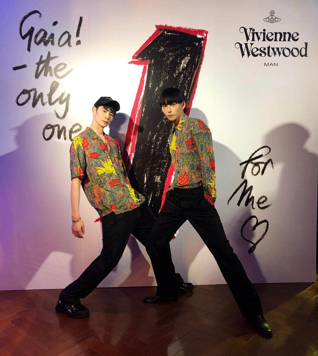 タイキさんのインスタグラム写真 - (タイキInstagram)「Vivienne Westwood 24 Bottles“GAIA”Launch Party 🧜🏻‍♂️💙 気候変動の危険性と待ち受ける地球の未来への注意を喚起する ヴィヴィアンの手描きのアートワークを施した、スペシャルエディションのクリマボトル“Gaia”の発売イベント 👏 「たった一つのかけがえのない地球を守ろう」という社会へのメッセージが表現されています！  二人で同じ柄の @viviennewestwood シャツ着て行かせて頂きました 😊✨ #viviennewestwood #24bottlesxviviennewestwood  ポージング誰か突っ込んで😂」3月22日 22時07分 - taiki_jp