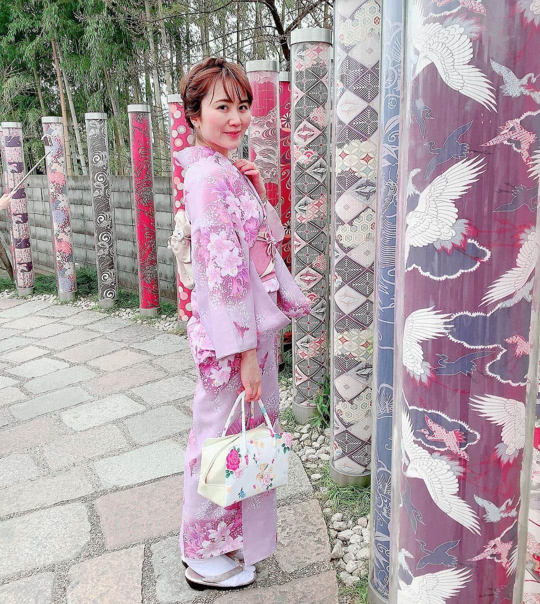 Miku Hirata 平田未来さんのインスタグラム写真 - (Miku Hirata 平田未来Instagram)「#京都府立植物園 の桜がもう直ぐ咲きそうですね🌸😘 開花すると、もっと観光客の数が増えるようです…(今でも混み具合すごいです) * 📍写真は、#キモノフォレスト です💓 #京都嵐山 にいったら行きたかったスポット❣️ * #阪急嵐山線 の嵐山駅 から、渡月橋を通って行ったのですが、道が広くて自然が壮大✨ #嵐電嵐山駅 にあるのが、こちらの #キモノフォレスト京友禅 です🤗 * 華やかで可愛かったです🌹 帰りは、#嵐電電車 に乗りました🚉 * 途中、外国人観光客の方とお話しすることがあったのですが、「日本は、とても便利だし、電車も早くて安く、天国に近い」と言っていました✨🥰 私もそんな気持ちが分かる気がする #淡路島旅行 〜 #京旅行 でした💓 * 着物は1時間くらい着られたらいいなと思っていましたが、 ちょうどよく子供が寝てくれたので結局5時間くらい楽しめました❣️ * 脱いだ時の爽快感よりも、 現実に戻った感がひどかったです😭笑 * * 今回のお着物レンタルはこちら👘 📍レンタルきもの岡本　八坂の塔前店 〒605-0827　京都市東山区八坂上町374  https://www.okamoto-kimono.com/storeinfo/yasaka.html * 本格装いプランに、ヘアセットつけました🥰 チョイスしたのは、桜をイメージして、百合の花、薔薇柄、です👛 * #レンタル着物岡本 #八坂の塔近く  #着物で京都 #レンタル着物京都 #お着物コーデ #キモノコーデ #ママ着物 #子連れ京都 #嵐山散策 #嵐山食べ歩き #花柄着物 #桜をイメージ #桜コーデ #春着物 #和服ヘア #和服コーデ #和服 #いいね返し #いいねした人全員フォローする」3月22日 22時07分 - miku.hirata