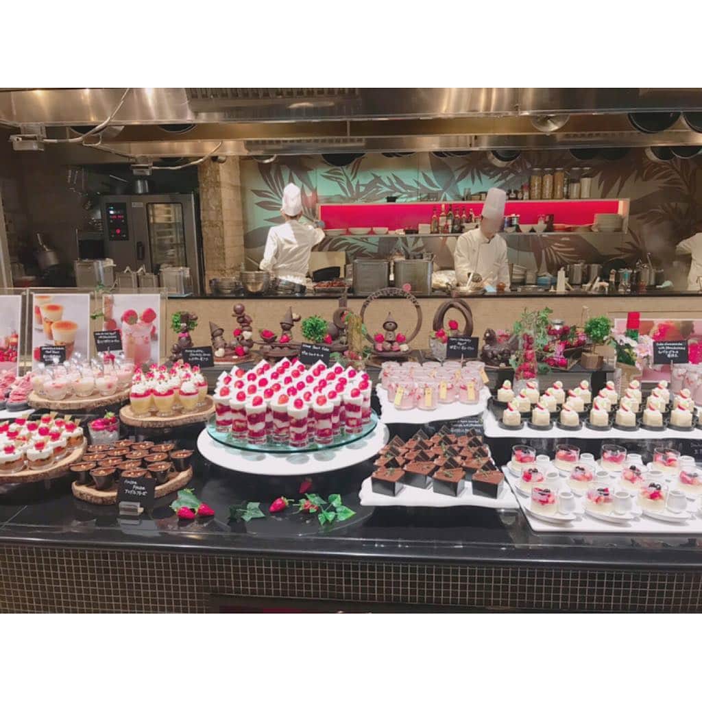 のインスタグラム：「この前の食事会はランチブッフェで美味しく頂き大満足だったのですが、帰り際デザードビュッフェに切り替わるところを目撃😳🍓次はこっちも食べたい…🤤 #スィーツ#デザード#ブッフェ#ビュッフェ#いちご」