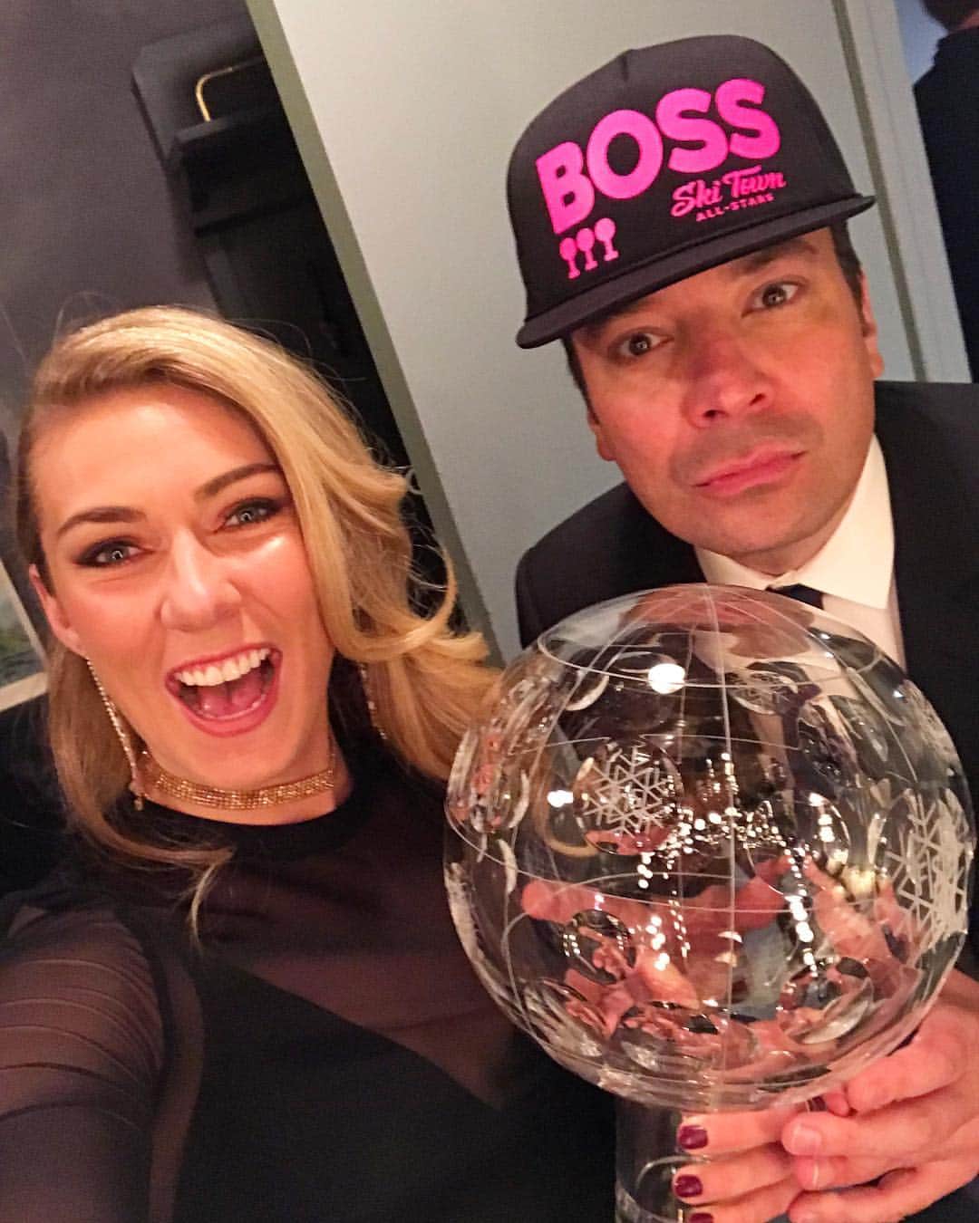 ミカエラ・シフリンのインスタグラム：「🤩PINCH ME‼️ Did @jimmyfallon really just hold my overall crystal globe and take a selfie with me?! 😅🤪🥳🤭🥴🤯If you want to see what we got up to on @fallontonight, tune in TONIGHT!! #BOSS #isthisreallife #omg」